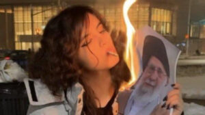 Iran : Mujer prende fuego foto del Ayatollah