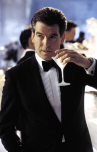 Ian Fleming, el hombre detrás de James Bond 51 Ian Fleming: Pierce Brosnan interpretando a James Bond