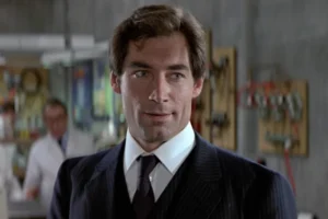 Ian Fleming, el hombre detrás de James Bond 50 Ian Fleming: Timothy Dalton interpretando a James Bond