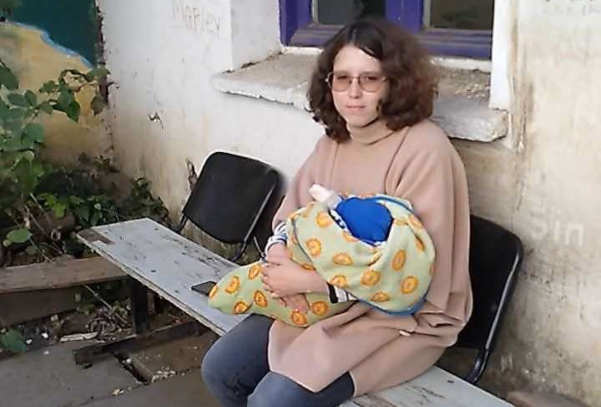 Elena Mkarova junto a su hijo. 