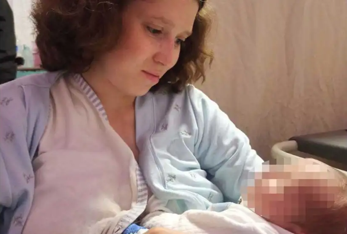 Elena Makarova con su hijo recién nacido.