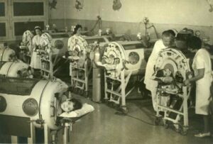 Vacunas, ciencia y memoria: por qué el mayor avance de la humanidad hoy enfrenta su mayor desafío cultural 2 Vacunas: La polio fue responsable de mandar de por vida a las infancias a "tambores de hierro"