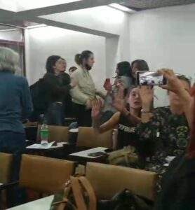 Violencia y Universidad: Captura del momento de la agresión. Fuente: Grabación particular.