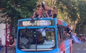 Mendoza: ¡Chau a la hinchada transportada! 2 Las hinchadas deberán financiarse de su bolsillo: si los clubes necesitan movilidad para sus socios deberán contratar servicios privados de la misma forma que lo hace cualquier organización civil o comercial.