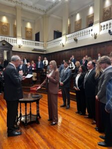 Cecilia Soler jurando como diputada provincial en la honorable camara de diputados de la Provincia de Mendoza