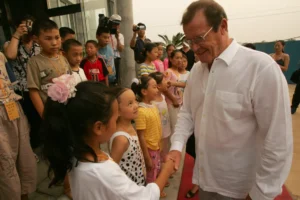 Roger Moore: fue un firme defensor de la infancia: visitó programas apoyados por UNICEF en todo el mundo