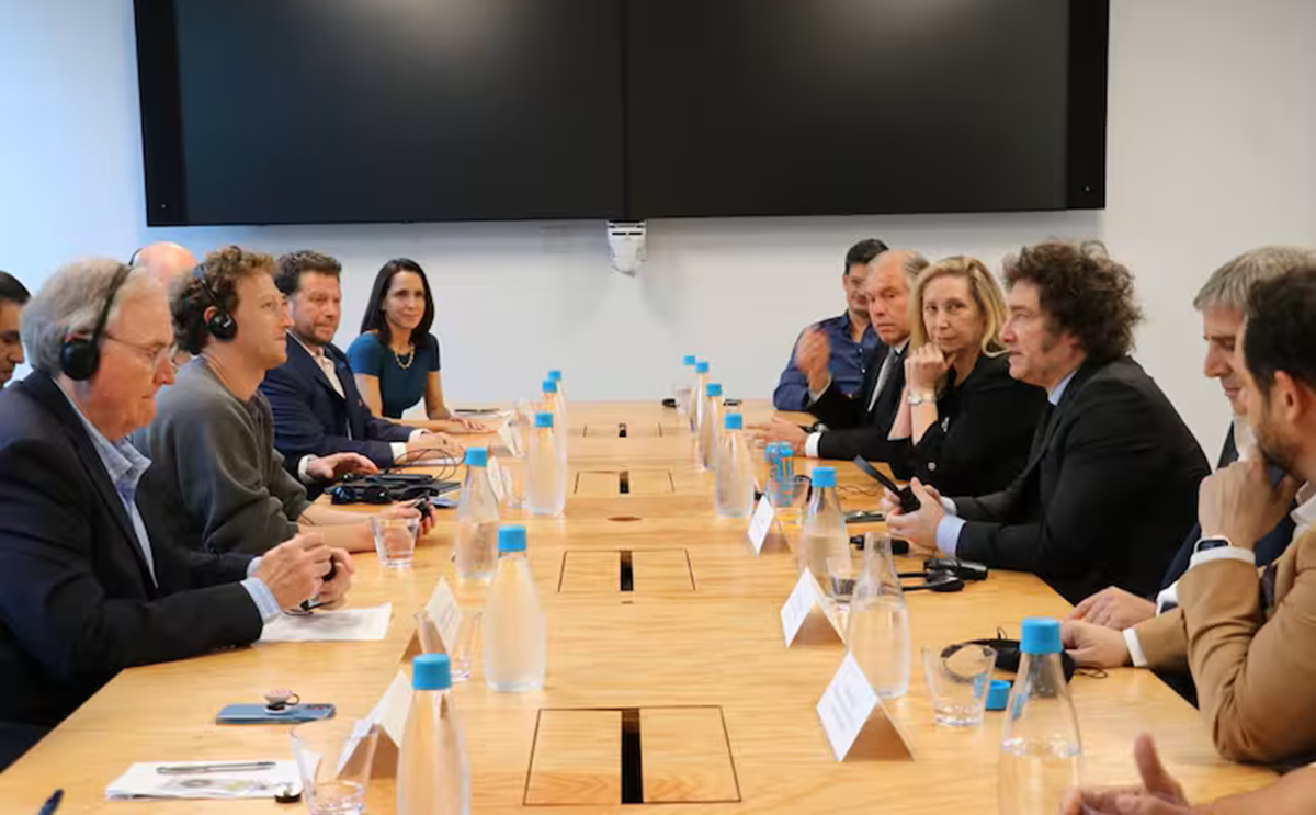 Javier Milei junto a Mark Zuckerberg, en las oficinas de la compañía en Menlo Park, California en 2024. Gentileza Meta
