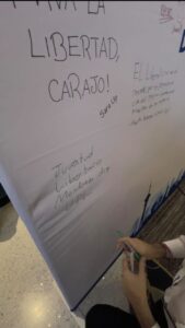Bandera del evento firmada por Adrian Micale