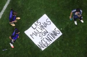“LAS MALVINAS SON ARGENTINAS”