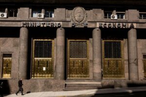 Presupuesto: Durante 2027, la Argentina deberá afrontar obligaciones en moneda extranjera por aproximadamente USD 24.900 millones. Más de la mitad corresponde a tenedores privados de bonos reestructurados.