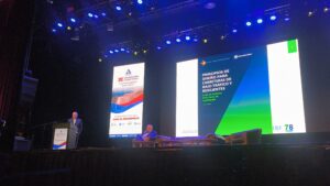 Congreso de Vialidad: Mendoza cerró cuatro días de debate sobre infraestructura, tecnología y movilidad 9 Ing. Gordon Keller durante su exposición, junto a la portada del manual elaborado para el Banco Mundial sobre principios de diseño para caminos rurales resilientes